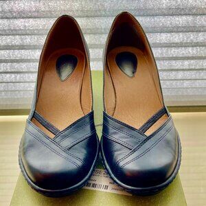 Clarks Artisan Leather Navy Low Heel Pump